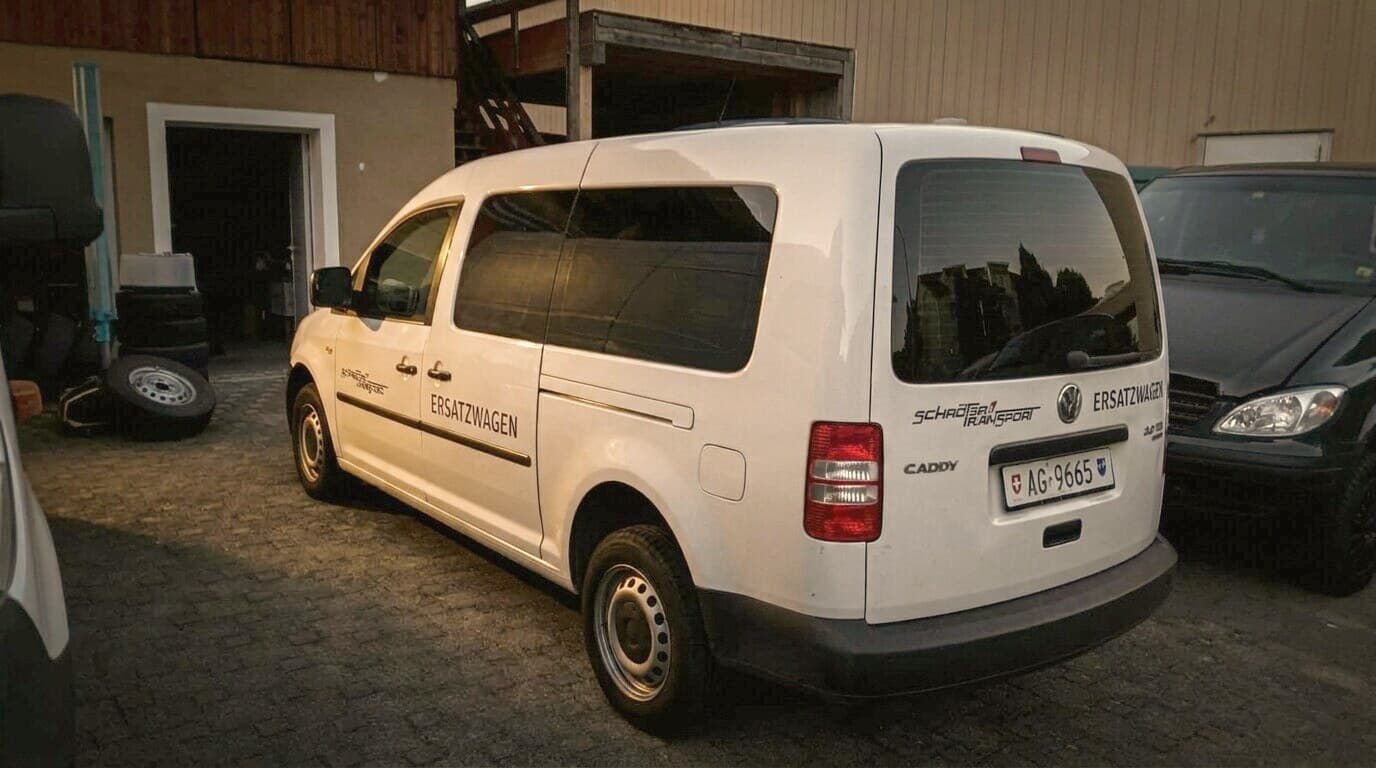 Der Transporter von D-H Dienstleistung Hartwich vor der Werkstatt