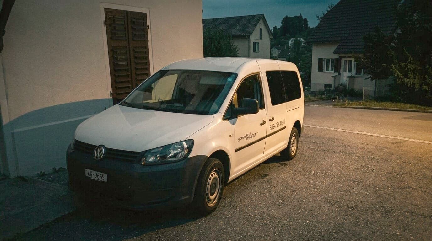 Der Transporter in einer Strasse in Menziken