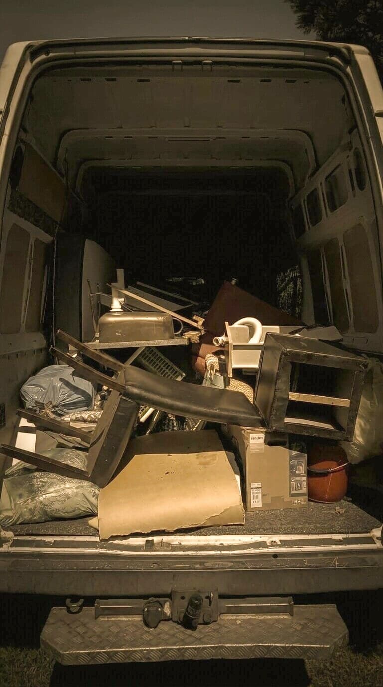 Beladener Transporter nach einer Wohnungsräumung im Wynental